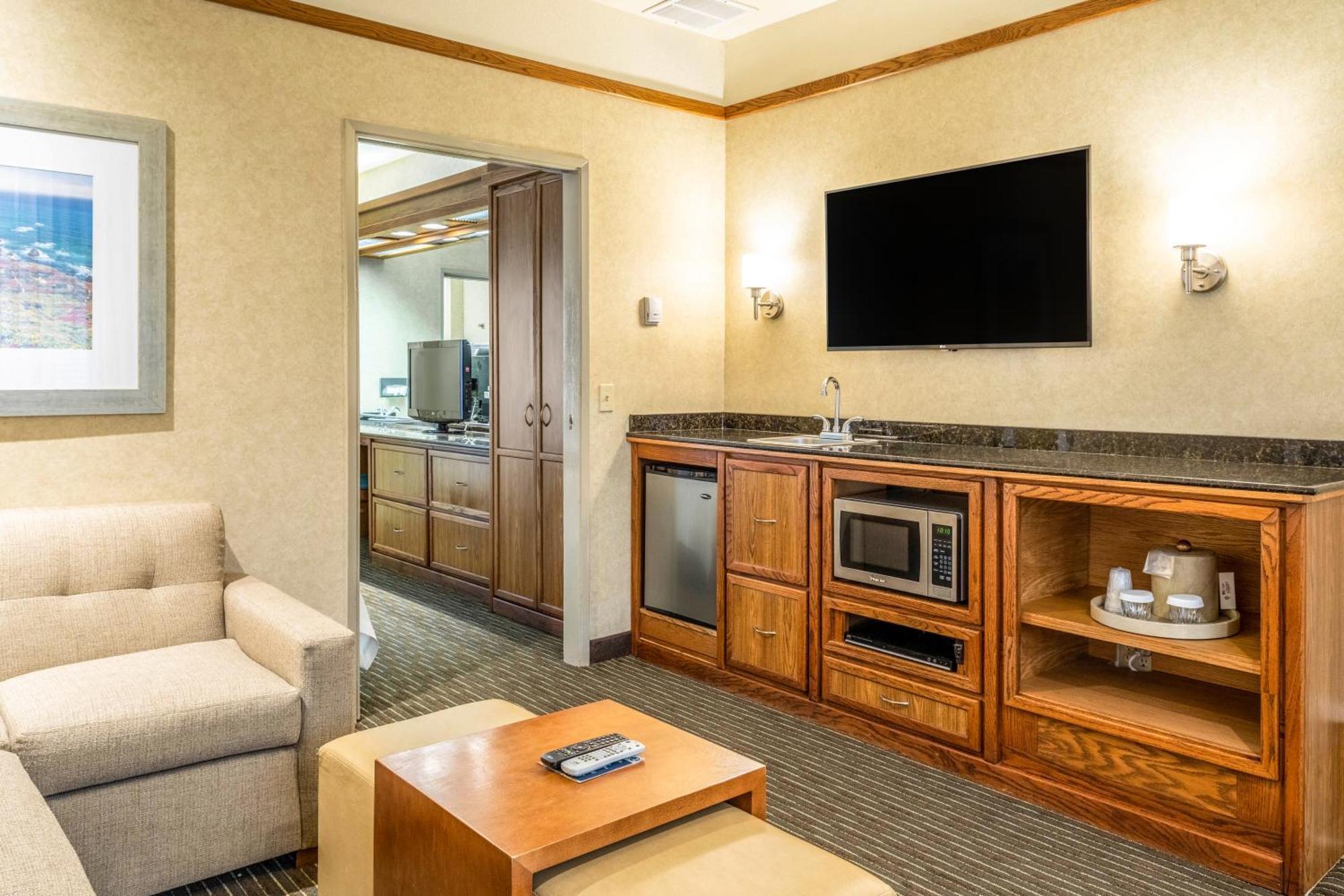 King Suite - Accessible/Non-Smoking