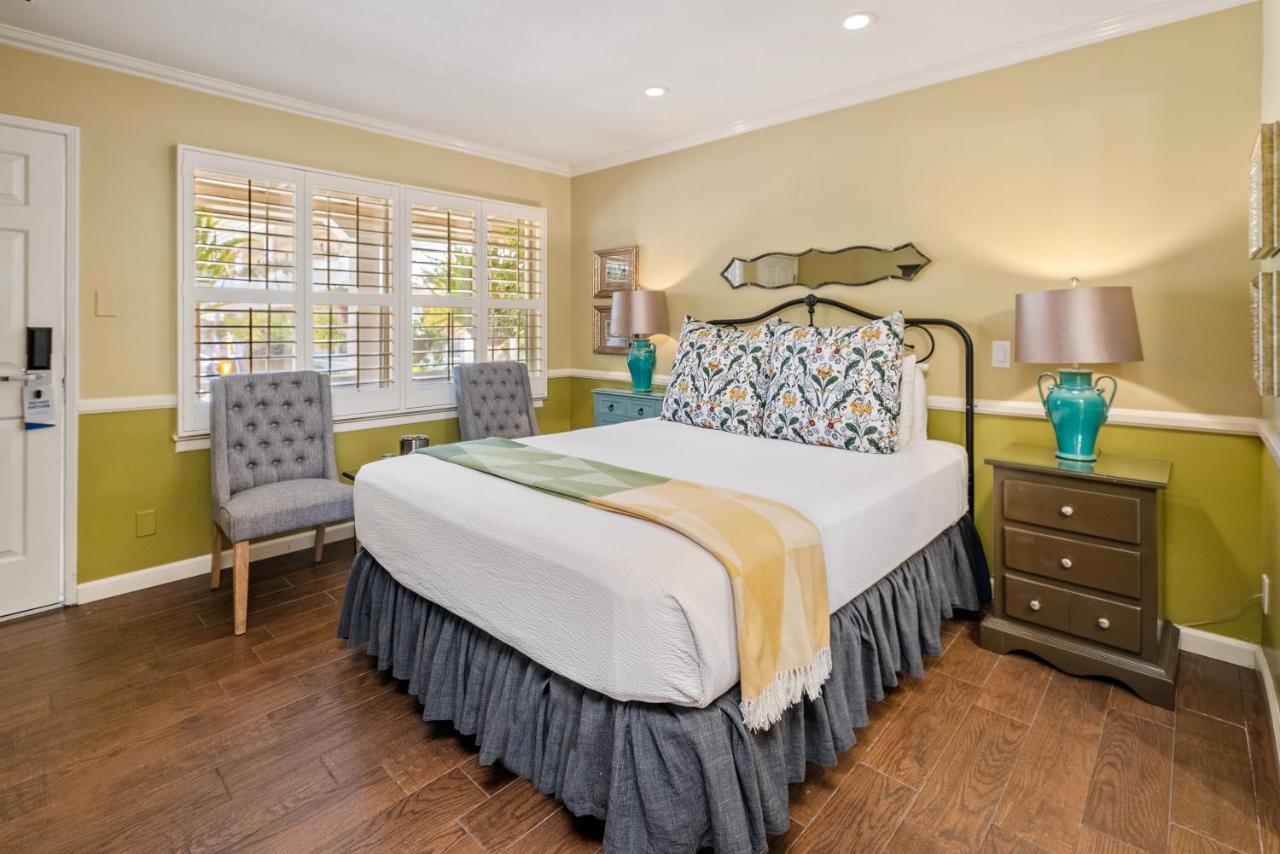 Queen Room Trellis Court
