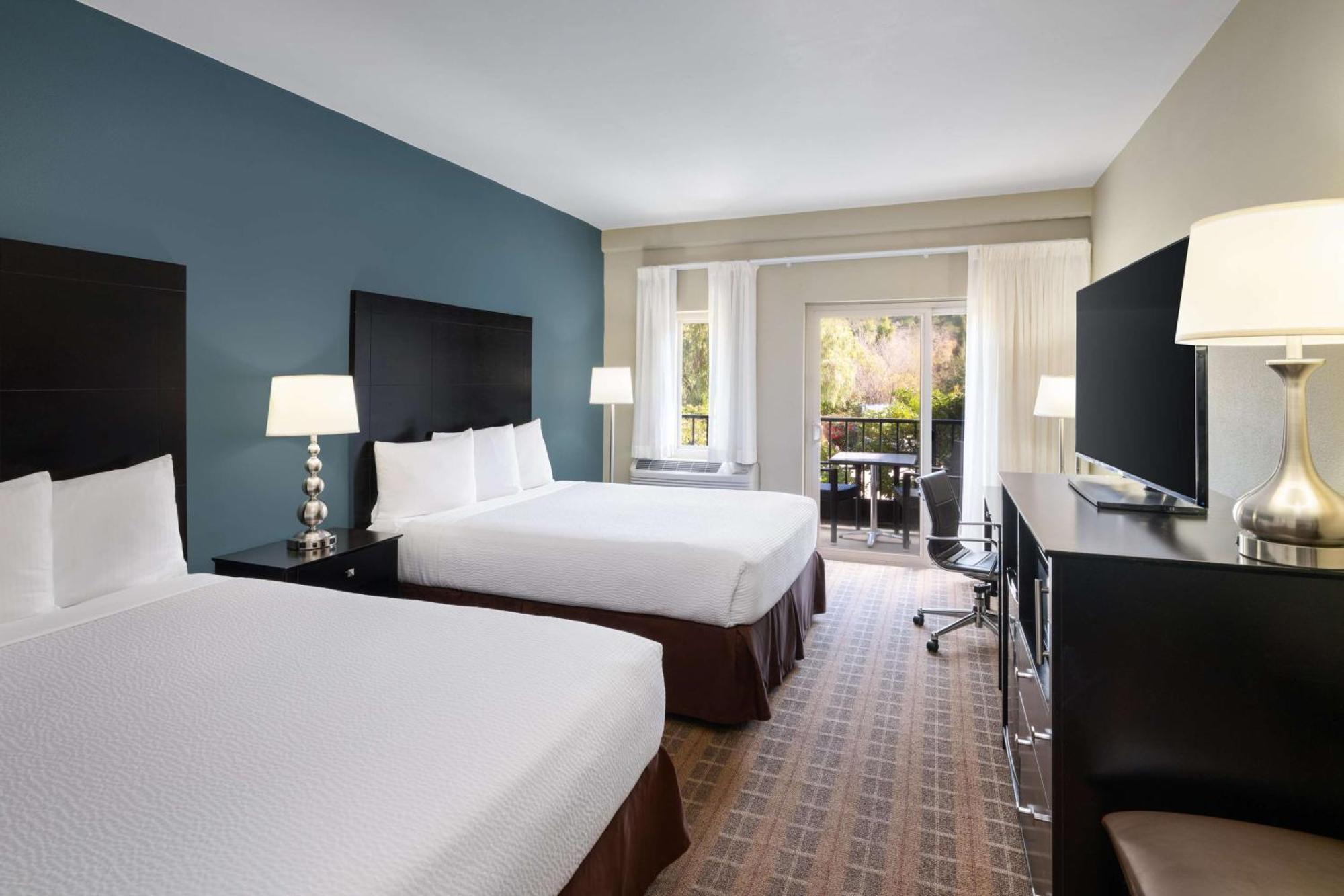 Deluxe Queen Room Two Queen Beds Balcony Walk Shower Non-Smoking