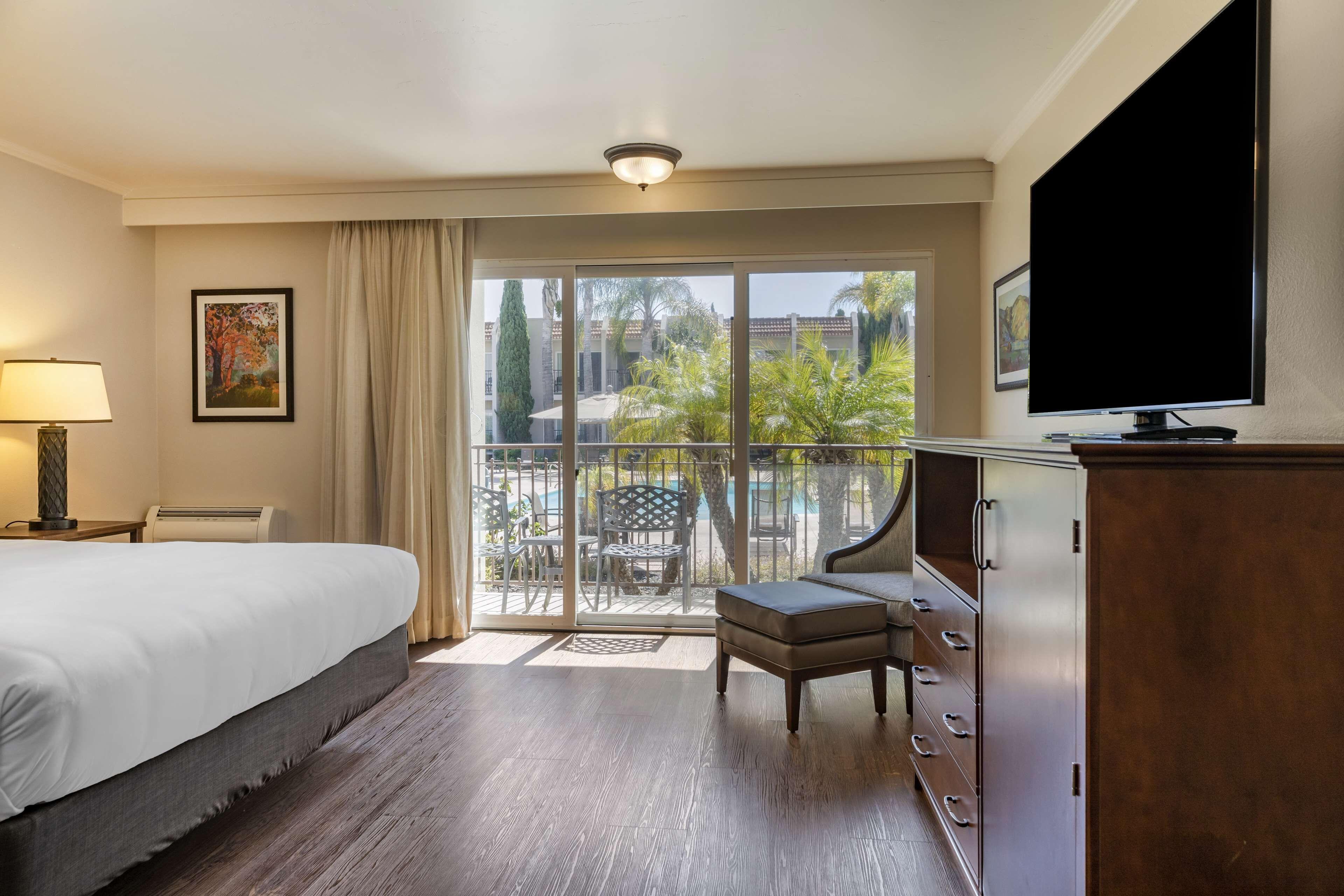 King Room with Roll-in Shower - Disability Access - Non-smoking