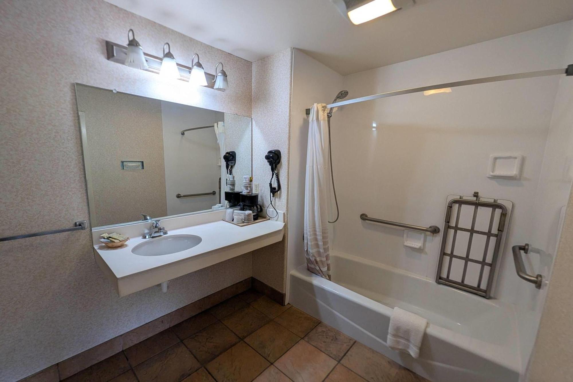 King Room Tub Grab Bars Mobility or Hearing Accessible Non-Smoking