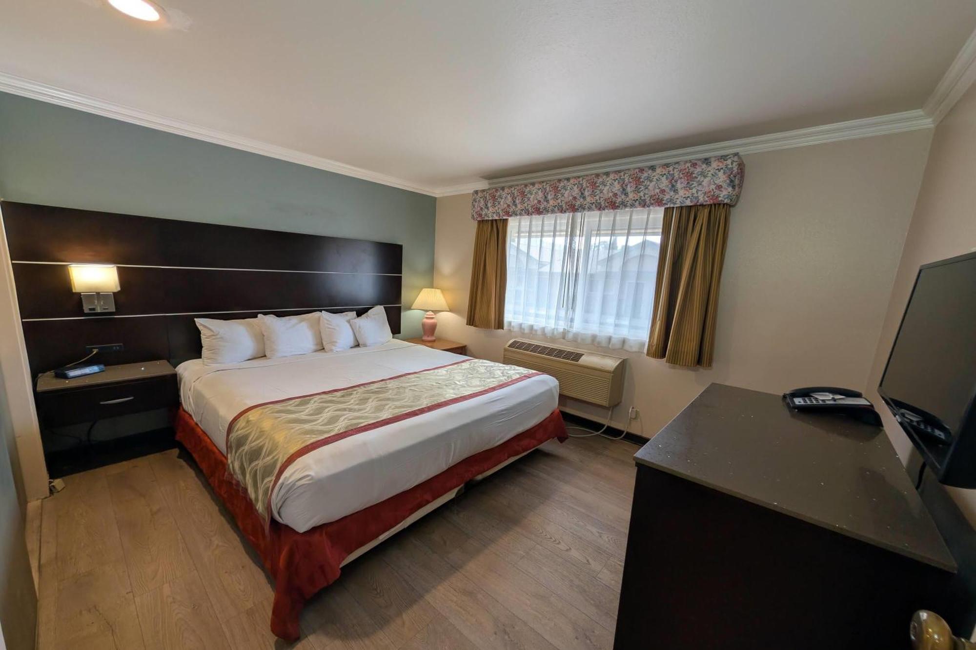 One-Bedroom Suite One King Bed One Queen Bed Non-Smoking