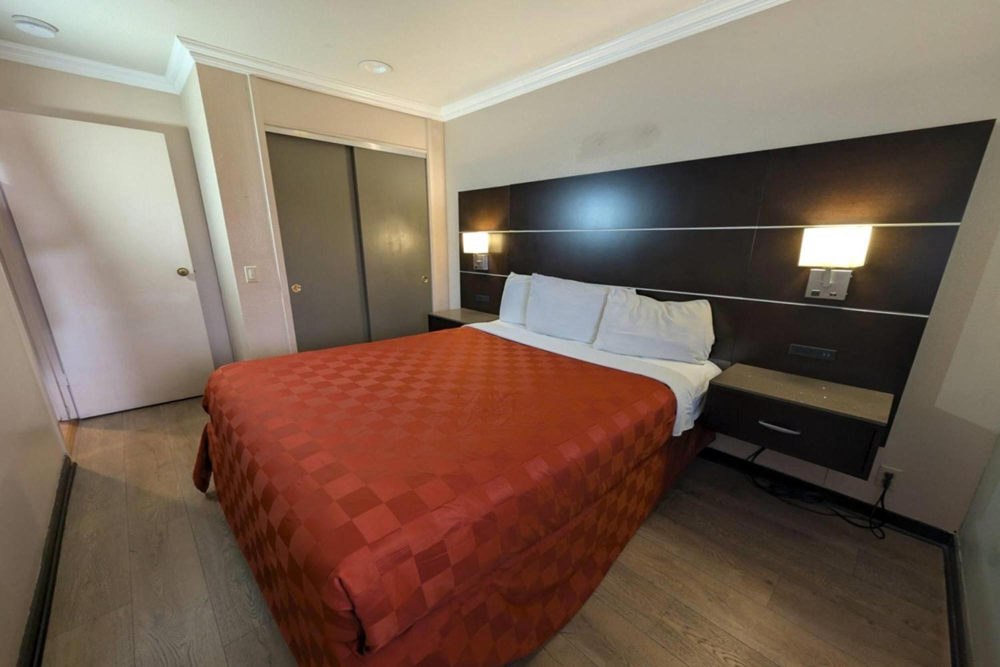 Two-Bedroom Suite One King Bed Two Queen Beds Non-Smoking
