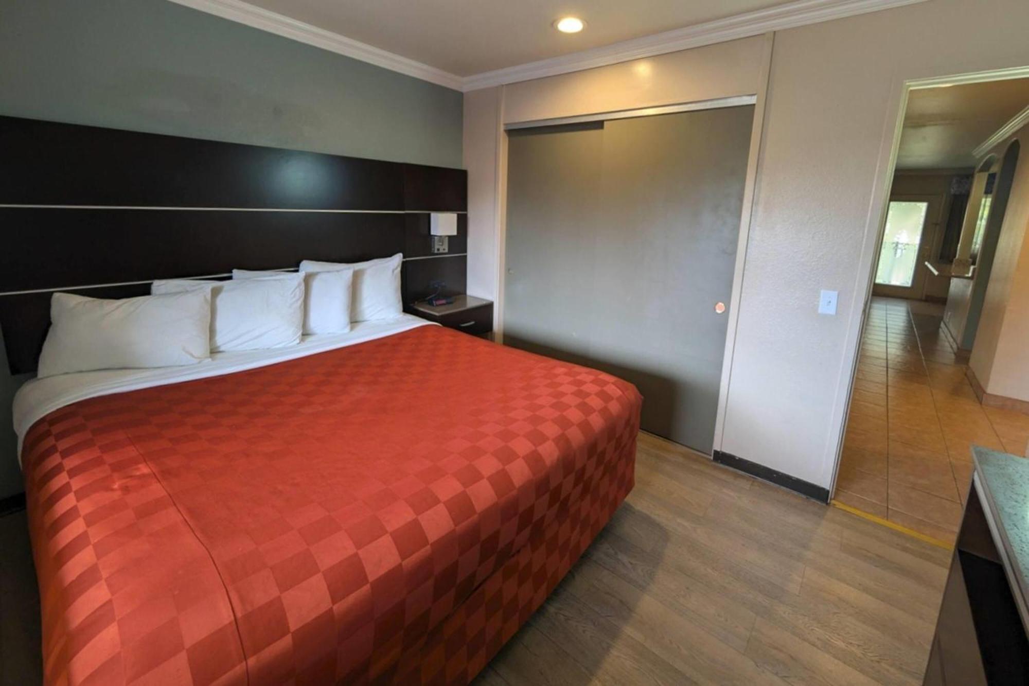 Two-Bedroom Suite One King Bed Two Queen Beds Non-Smoking