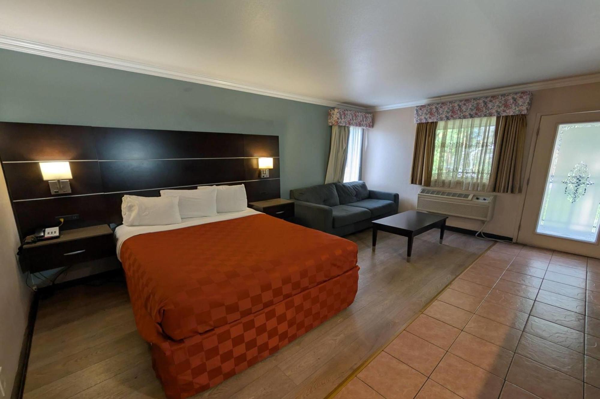 Two-Bedroom Suite One King Bed Two Queen Beds Non-Smoking