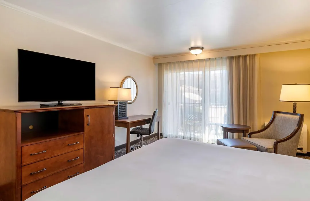 Best Western Plus Royal Oak Hotel-1